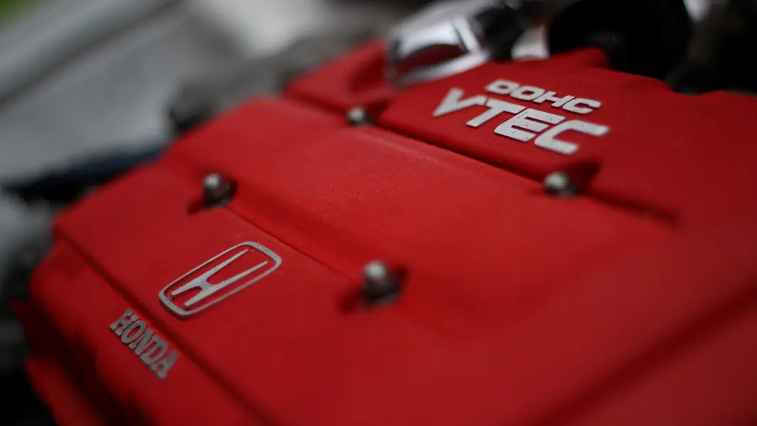 Hình ảnh minh họa công nghệ van biến thiên VTEC và i-VTEC của Honda.